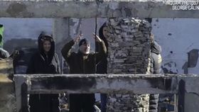 Cornel Dinicu, în lacrimi printre ruinele Fermei Dacilor! Bărbatul a rămas înmărmurit când a găsit un obiect al fiului său, care a murit în incendiu